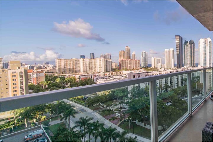 Gorgeous High Rise, Great Views, Mins to Beach