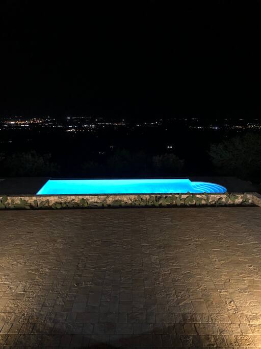 Vista notturna piscina