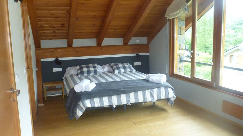 Suite South with a king bed 180x200 and living room with a double sofa-bed