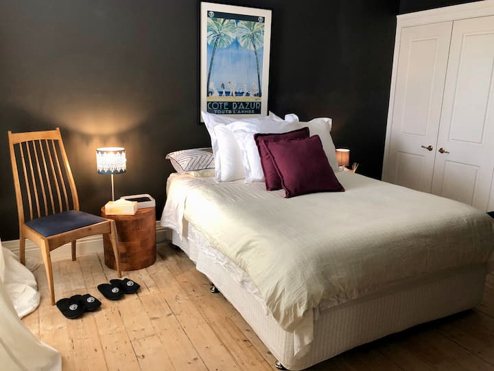 Луксузна спална соба со плакари и приватност