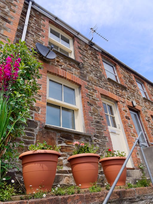 Pretty 2 bedroom brick cottage with stable door.
