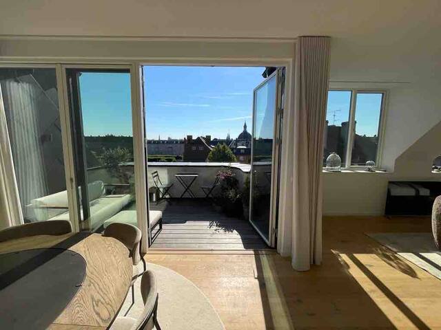 Beautiful Penthouse apartment close to the Lakes gallery image 5