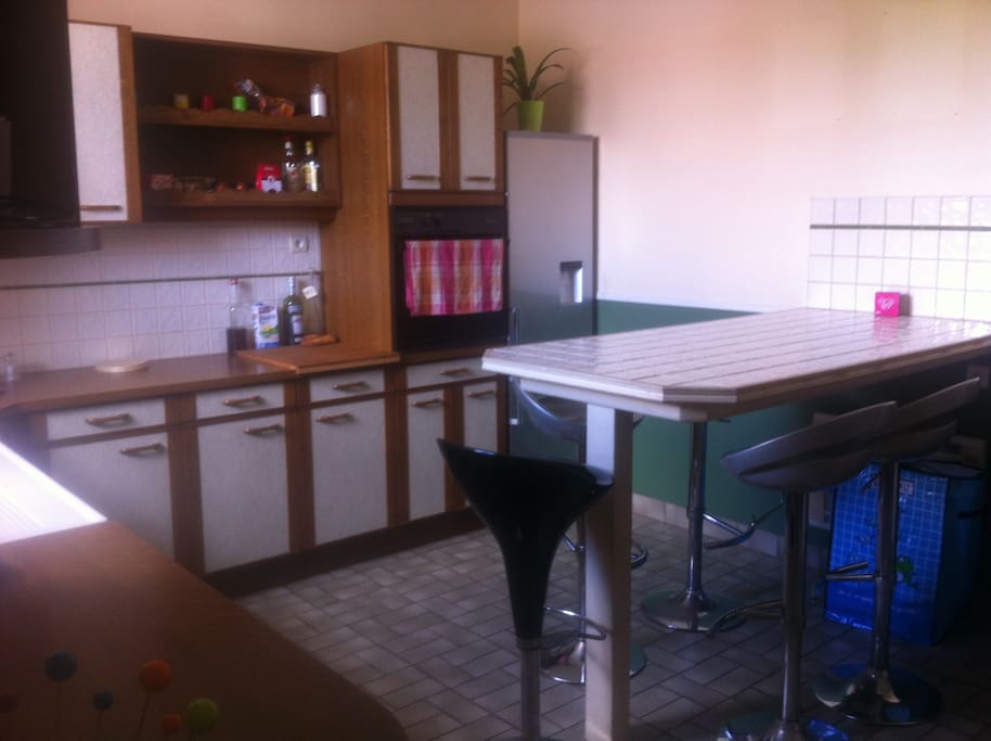 Cuisine avec table haute pour 6