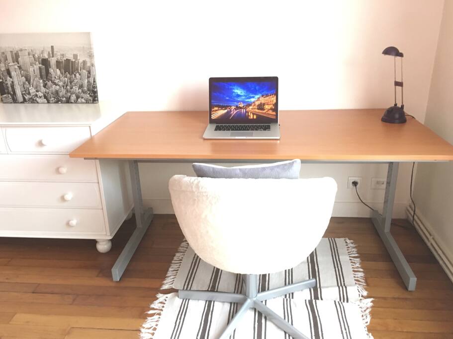 Large Desk Free WIFI Hight Speed connection for your device