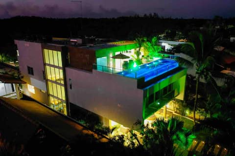 Luxurious beachfront home 8 suites, rooftop, pool