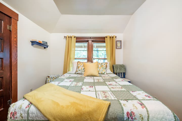 Dhoma e limonit ka një dollap të madh, makinë zëri, ventilator lëkundës dhe orë alarmi për komoditetin tënd përfundimtar. Do të zhytesh në dyshek të ri latex, në krye me çarçafë të freskët dhe shtroja hipoalergjike me cilësi të lartë për një gjumë të qetë natën.