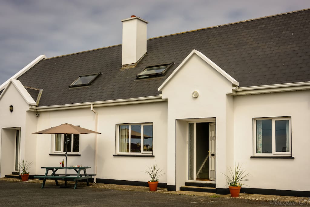 The Piper's Rest is situated on a quiet country road, just a 2 minute stroll from some of Doolin's famous traditional Irish music pubs.