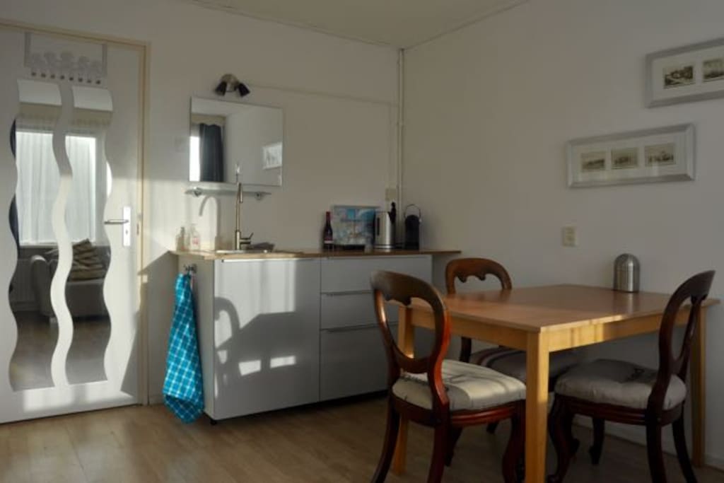 In 2017 is de kamer gemoderniseerd met een aanrecht