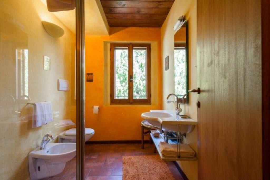 Bagno camera gialla