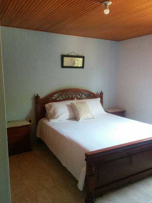 Habitación 1: cama Queen.
