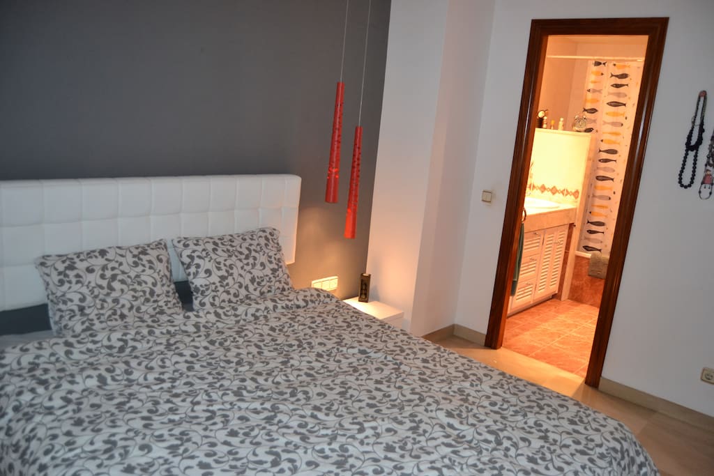 Habitación y lavabo privado
