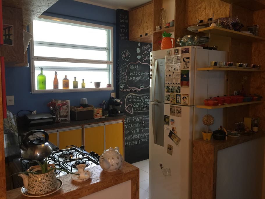 Cozinha americana equipada com eletrodomésticos e utensílios