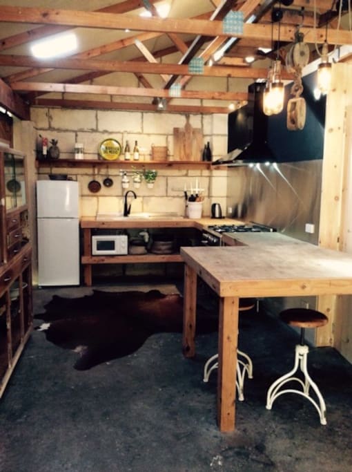 Well equipped kitchen with 900 SS oven with gas cooktop