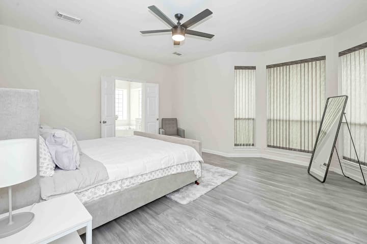 Primarna spavaća soba s bračnim krevetom i privatnom kupaonicom.