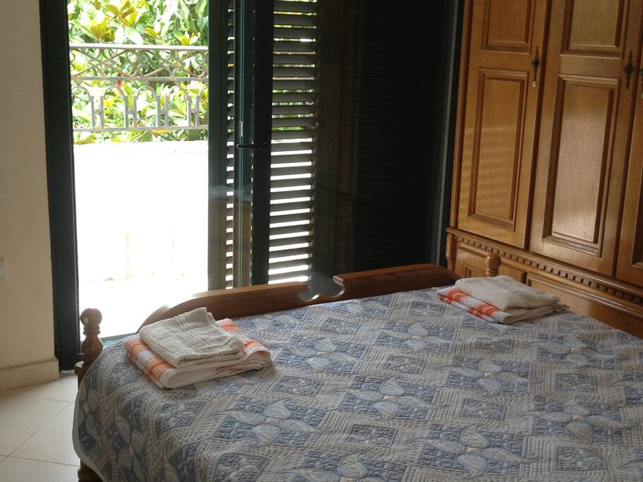 Master-bedroom on the second floor. В основной спальне на втором этаже- большая двуспальная кровать, гардероб, зеркало, прикроватная тумбочка.