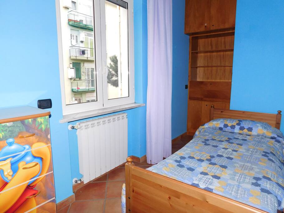 Cameretta con armadio scrittoio
1 posto letto