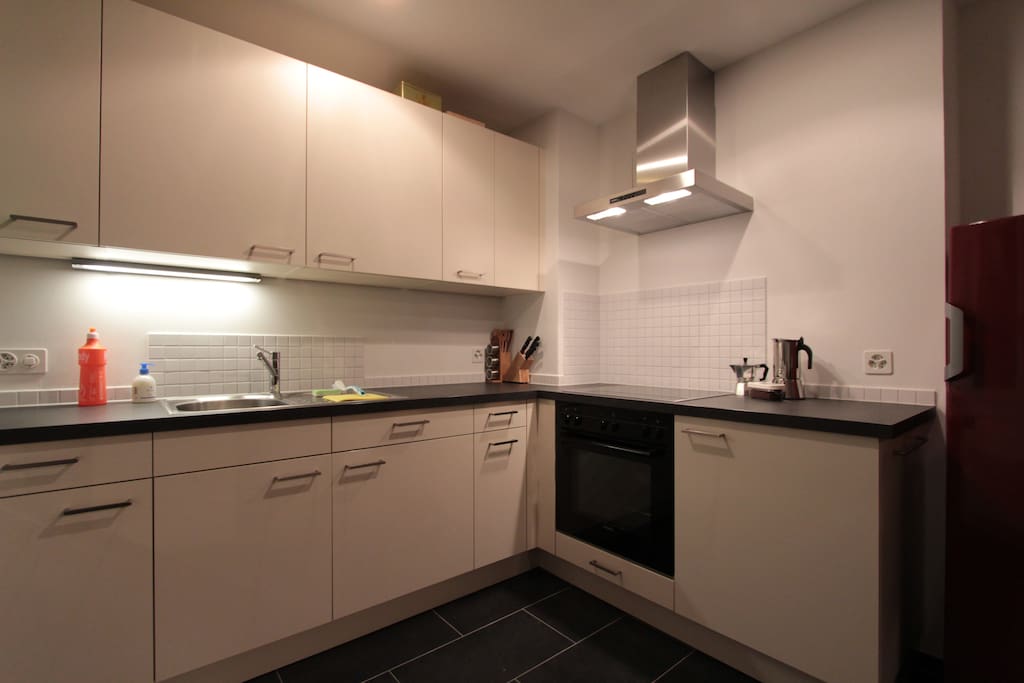 Cuisine neuve et agencée / New and equipped kitchen
