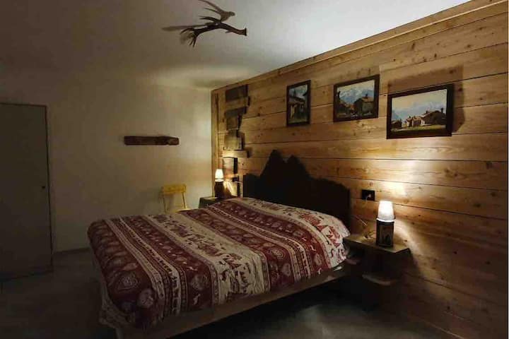 chumba cha kulala kilicho na kitanda cha watu wawili,na uwezekano wa kukigeuza kuwa vitanda viwili vya mtu mmoja