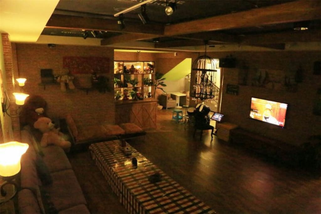 暗灯下的一楼客厅全景图,有空调,电视,ktv,等