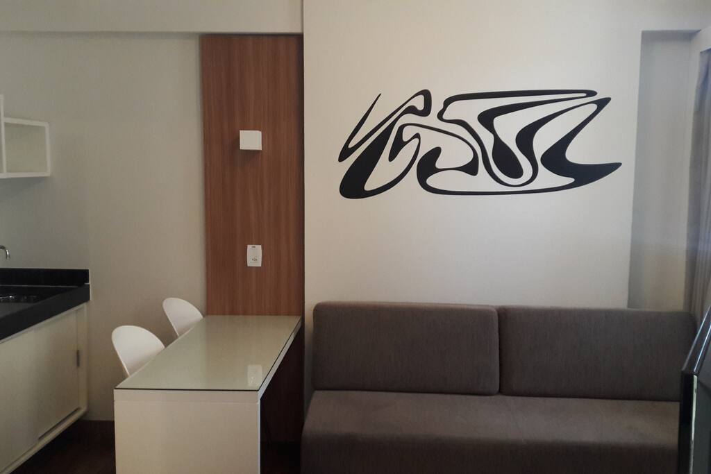 Sofá-cama, mesa e cadeiras