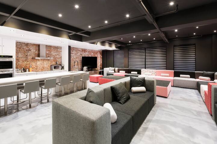 Presidential Loft | 4 Bdrs Loft at Holland Hotel gallery image 2