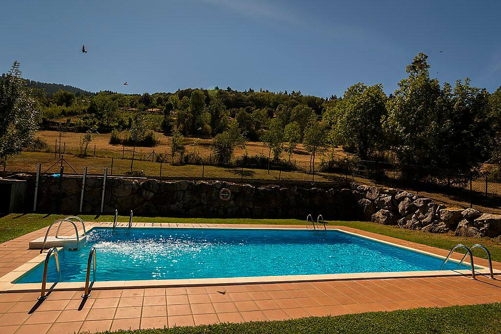 En urbanización con piscina