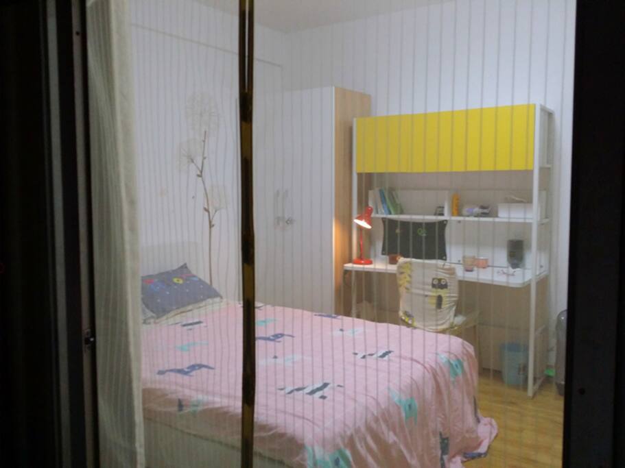 阳台装有防蚊纱窗,轻轻一推可自如进出