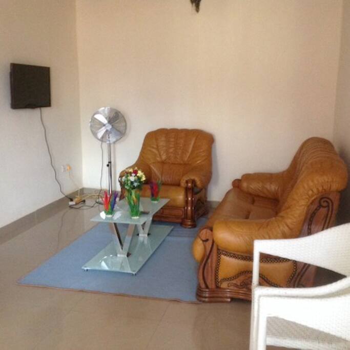 Séjour, TV, table en verre