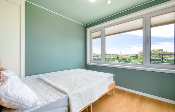 Du kan se havet från sovrummet.