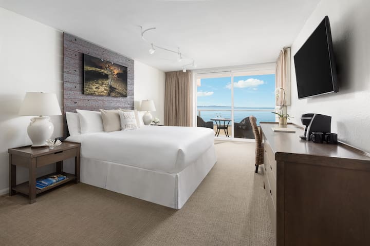 Amazing Oceanfront One King Bed w Spacious Balcony