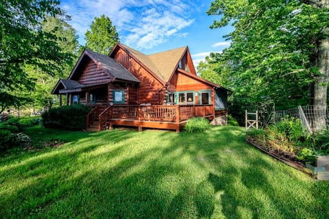 Wildwind Retreat 4 Cabins and Event Barn Sleeps 46