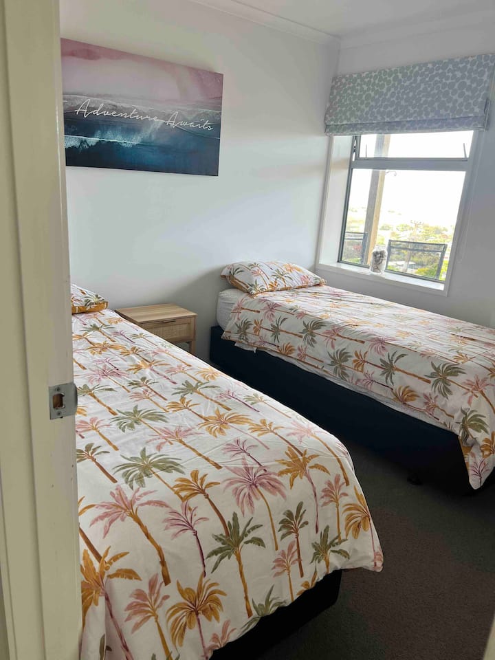 غرفة نوم بسريرين فرديين أو سرير كينج بإطلالة على البحر 