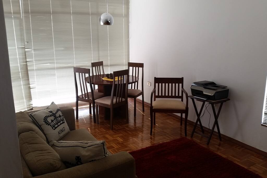 Comedor compartido con living.
