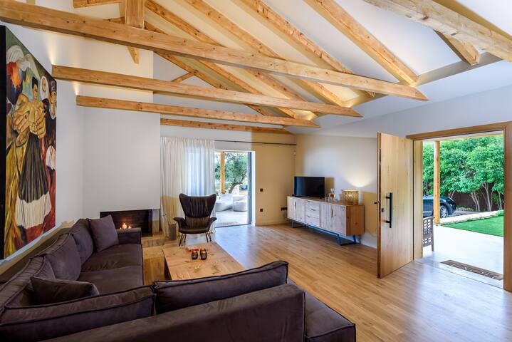 Villa Mirka. Spacious villa with private pool. gallery image 3