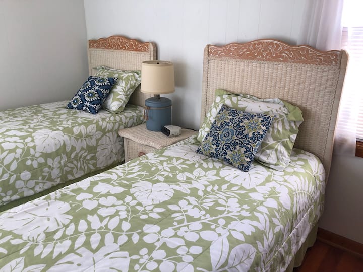 سريرين صغيرين في غرفة النوم الثانية. تم إنزالهم رسميًا إذا كنت قد أقمت معنا في الماضي. 