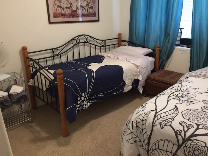 2 twin bedroom 