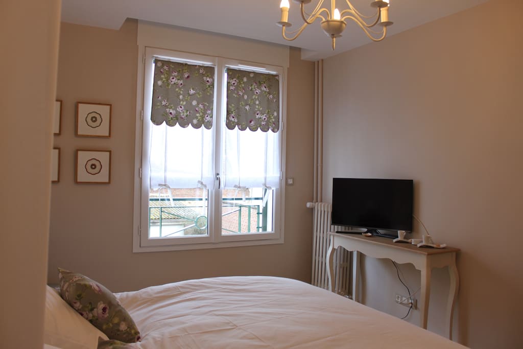 Chambre Louise
TV Ecran plat
Plateau courtoisie