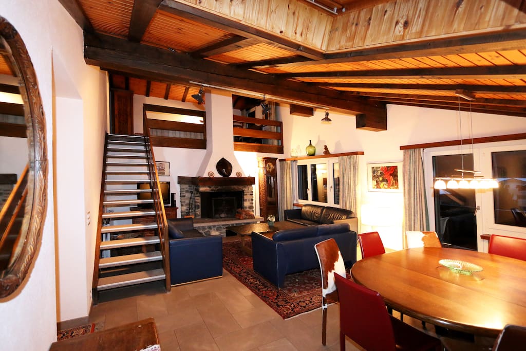 Spacious living - dining room with open fireplace