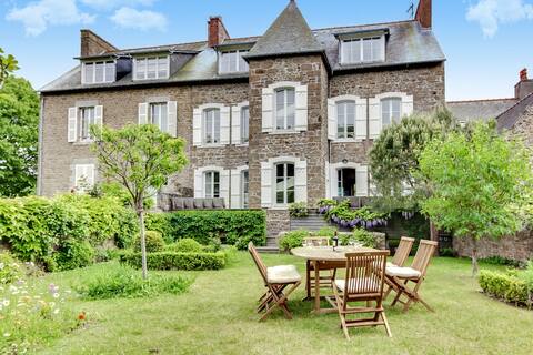 Renovated large traditional house in Saint-Briac