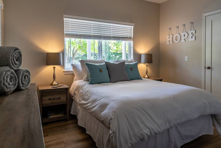 למטה, חדר שינה רביעי עם מיטת קווין סייז