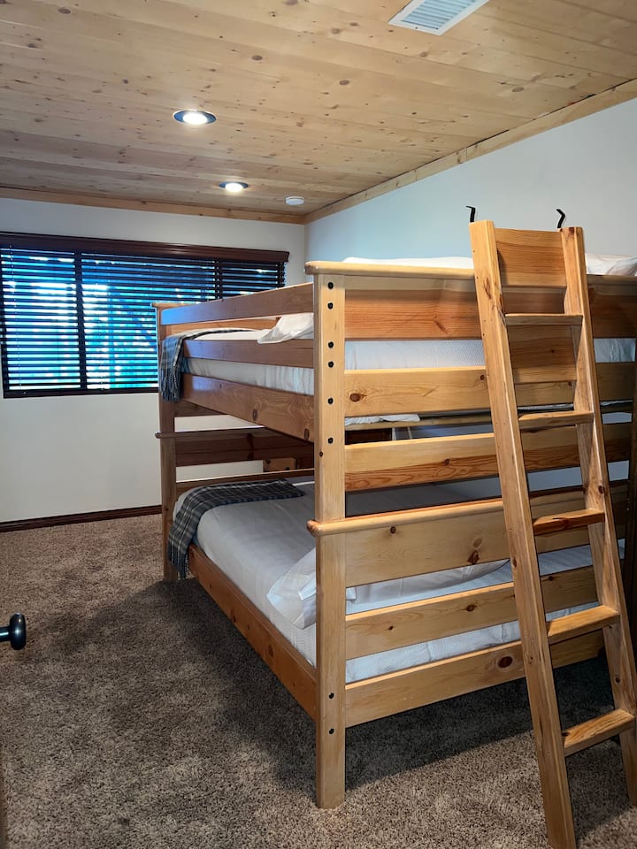 เตียงสองชั้นขนาดเต็มตัวในห้องนอน 3