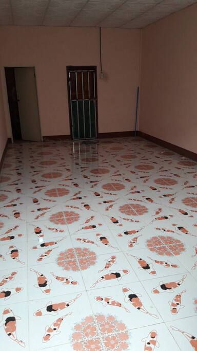 1 toilet and 1ห้องน้ำ และมีประตูหลัง