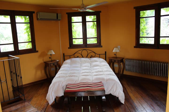 Dhomë gjumi në suitë në katin e dytë.