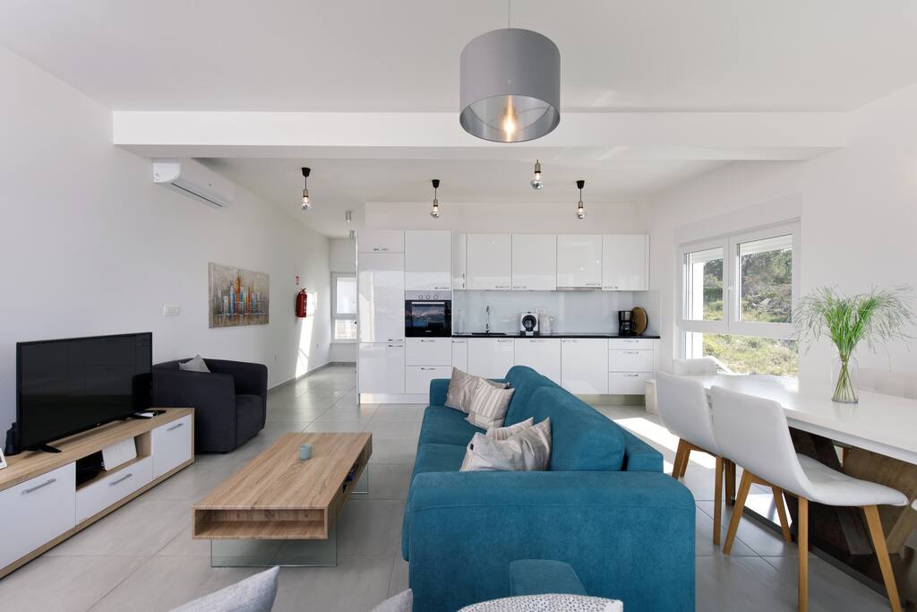 Living room with seating for seven people