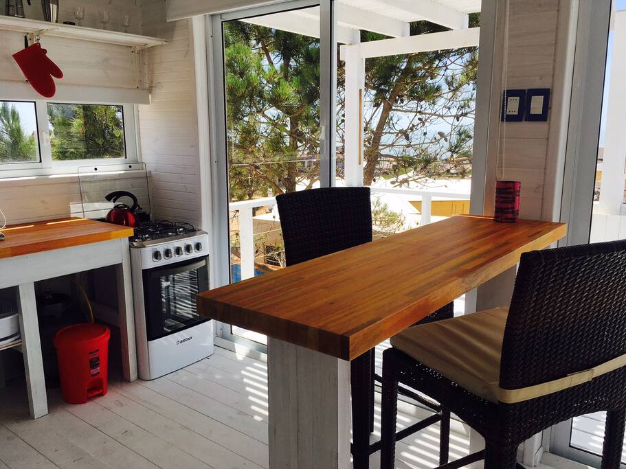 vista cocina, barra desayunador, deck