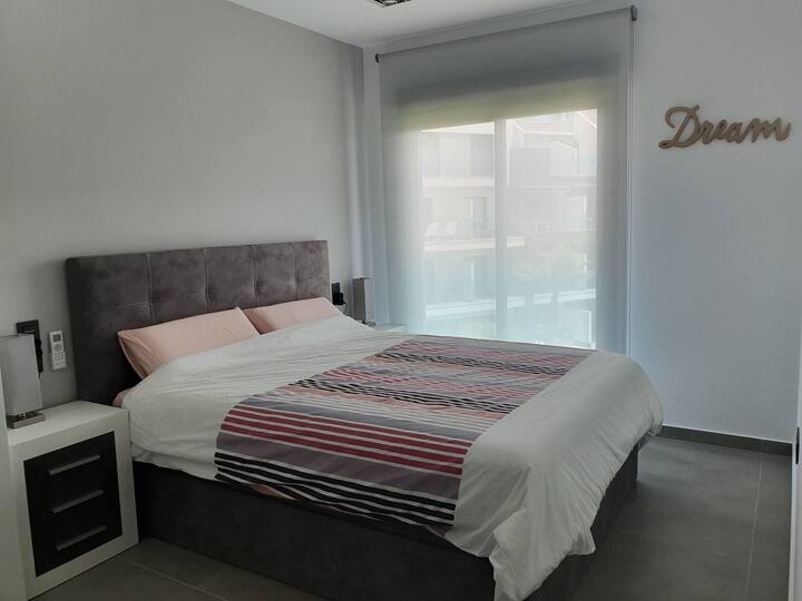 マスターベッドルーム、プールサイド。