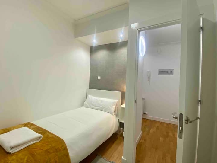 Dhoma e gjumit katër -  Një dhomë gjumi e vetme, por e rehatshme, me hapësirë të bollshme dhe me pamje nga pusi i brendshëm i dritës. 