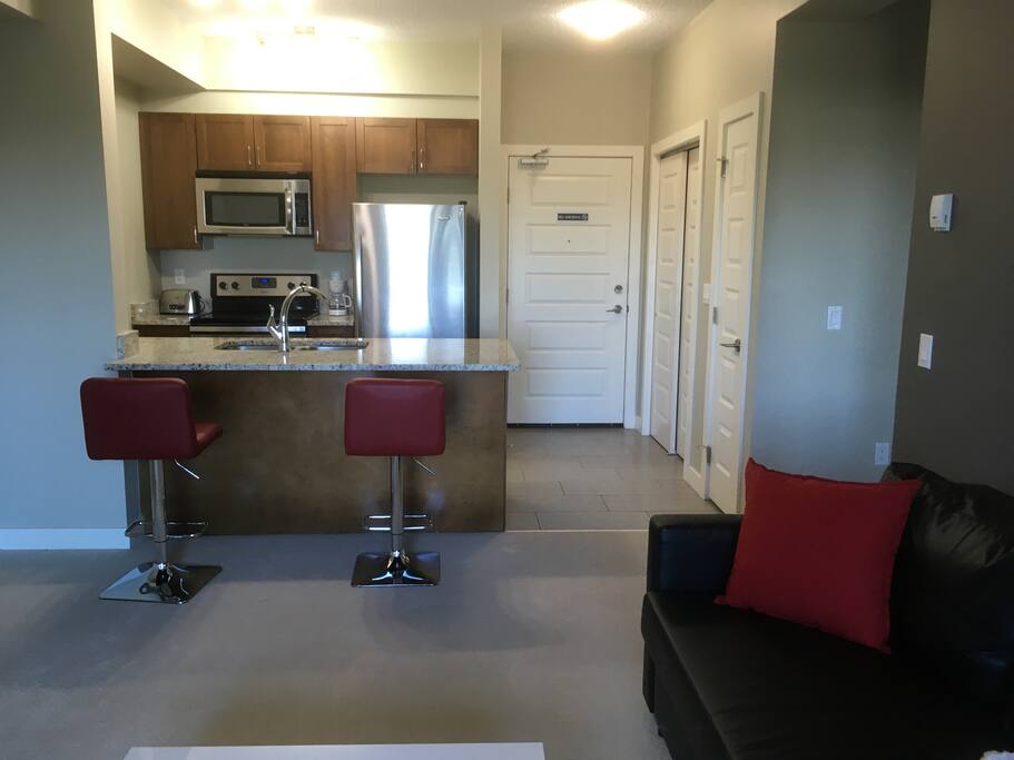 KITCHEN & BREAKFAST BAR