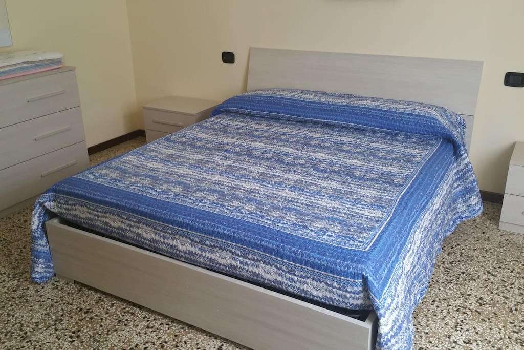 Prima camera con letto matrimoniale e bagno privato in camera / First bedroom with one double bed and private bathroom
