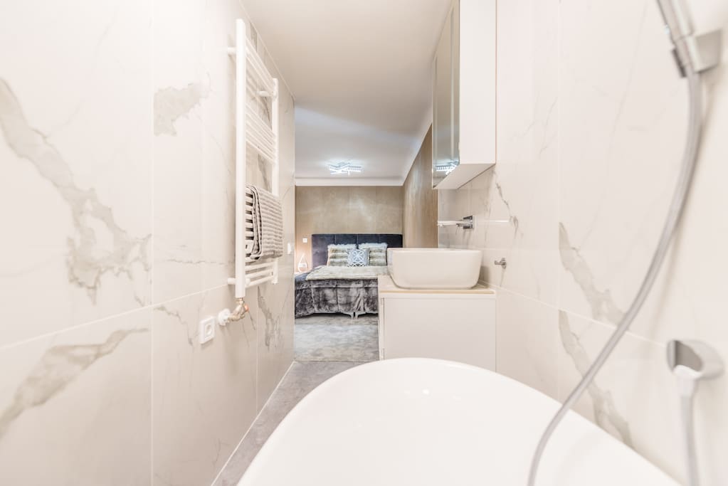 Second bathroom with tub